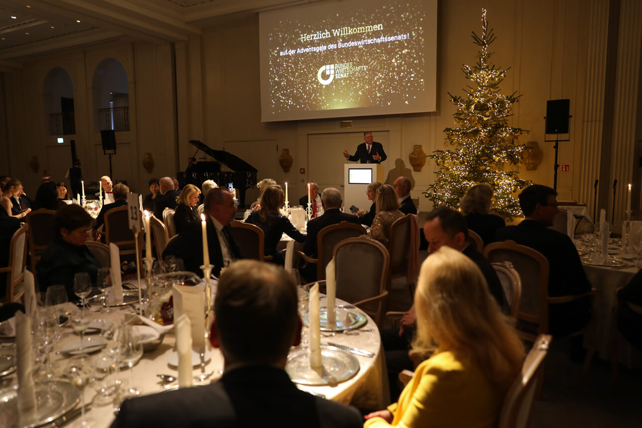 Foto Senator a.D. Christoph Ahlhaus, Generalsekretär des BWS, spricht auf der Adventsgala 2022 in Berlin